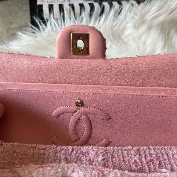 ❌SOLD❌ 🩷🤍Chanel 22C Pink Tweed Medium Classic Flap🩷🤍 - Picture 10 of 13